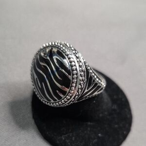 Elegant Black and Silver Women's Ring